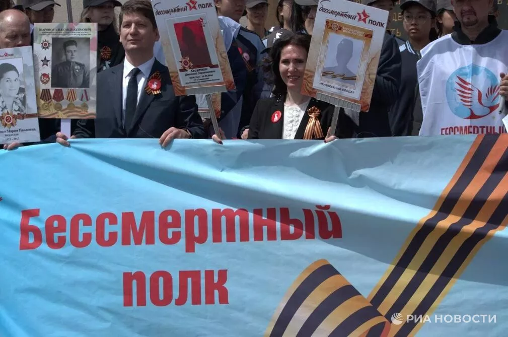 РИА Новости: Шествие "Бессмертного полка" в Даляне (фото)