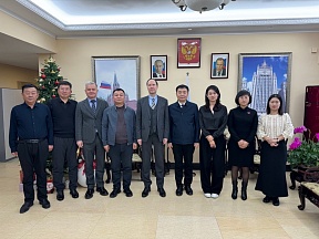 Генеральный консул С.В.Черненко принял делегацию Управления коммерции г.Паньцзиня и местных предпринимателей во главе с начальником ведомства Ван Сюэлинем